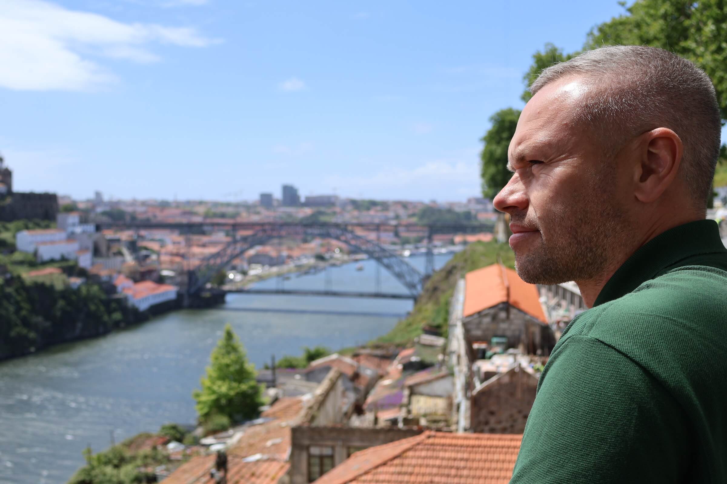 Mykola Aleksyeyev overlooking Porto from above, Luis I Bridge, MAMVC